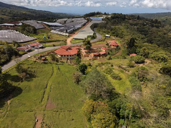 Propiedad para desarrollo de eco-lodge de 16 ha - Restaurante & Cabañas
