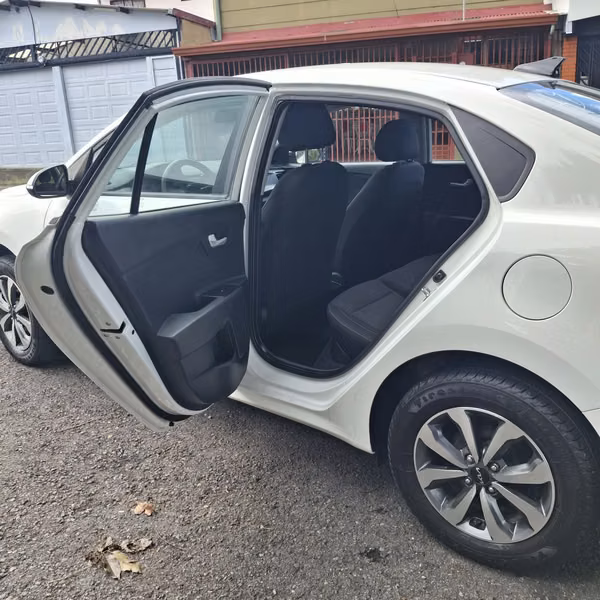 KIA RIO 2024 AUTOMÁTICO