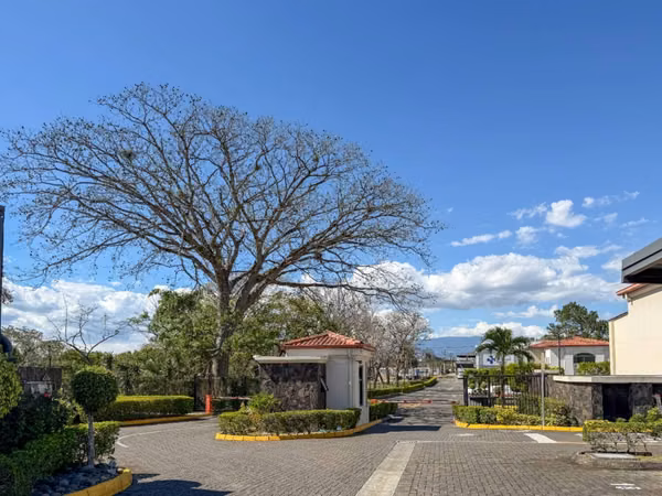 Venta de amplio apartamento en Brasil de Mora – Santa Ana