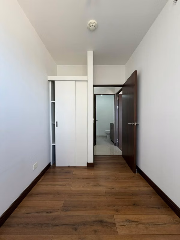 SE VENDE EN NUNCIATURA FLATS APARTAMENTO CON PARQUEO, BODEGA Y LINEA BLANCA