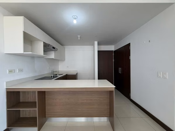 SE VENDE EN NUNCIATURA FLATS APARTAMENTO CON PARQUEO, BODEGA Y LINEA BLANCA