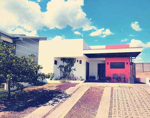 SE VENDE CASA, estilo Minimalista totalmente amueblada en Condominio en Grecia.