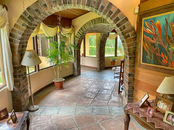 Casa de 515 m2, 5000 m2 Terreno, en las Colinas de Heredia