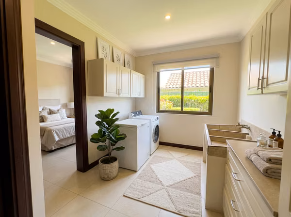 Casa en el Condominio Bosques de Altamonte con Suite Principal en Planta Baja y Jardín Privado
