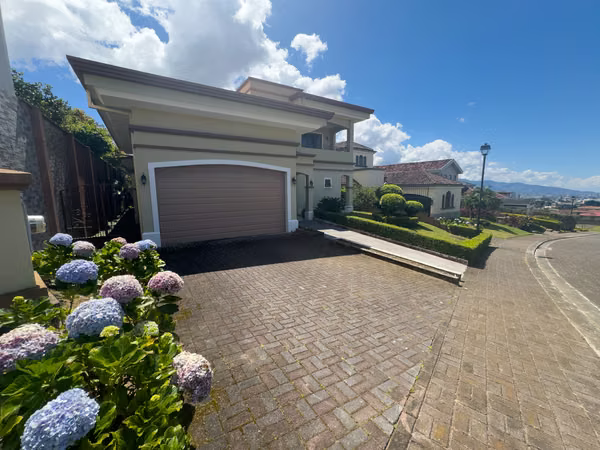 Casa en el Condominio Bosques de Altamonte con Suite Principal en Planta Baja y Jardín Privado