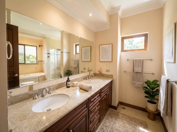 Casa en el Condominio Bosques de Altamonte con Suite Principal en Planta Baja y Jardín Privado