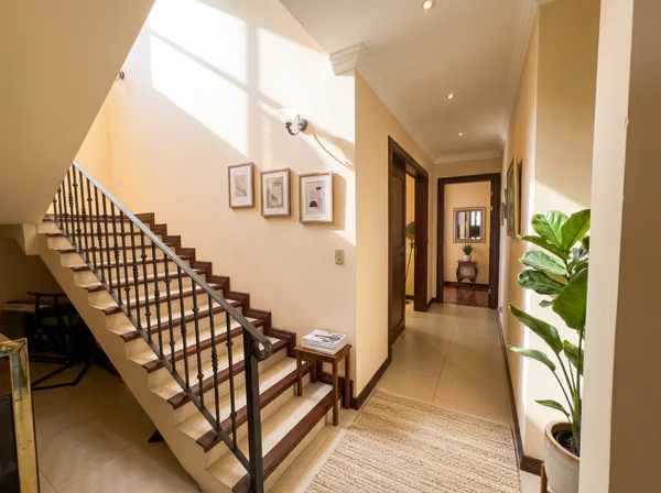 Casa en el Condominio Bosques de Altamonte con Suite Principal en Planta Baja y Jardín Privado