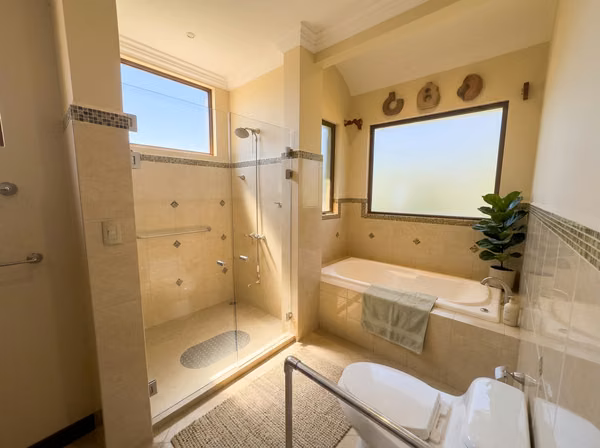 Casa en el Condominio Bosques de Altamonte con Suite Principal en Planta Baja y Jardín Privado