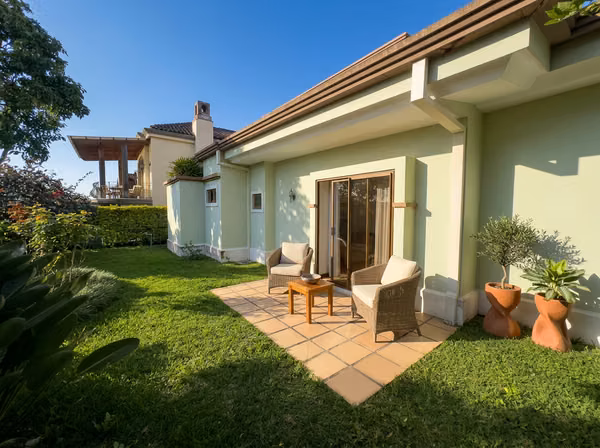 Casa en el Condominio Bosques de Altamonte con Suite Principal en Planta Baja y Jardín Privado