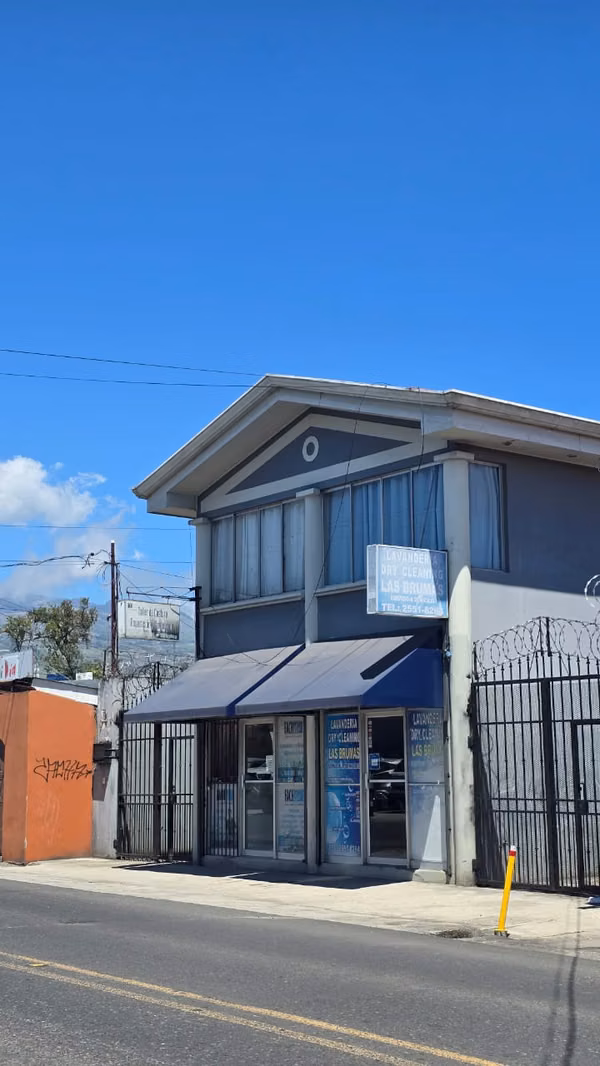 Terreno comercial con apartamentos y locales en Cartago Centro