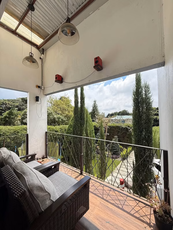 SE VENDE LUJOSA CASA EN LOS ÁNGELES, SAN RAFAEL DE HEREDIA