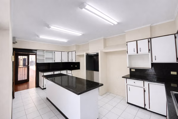 VENTA DE CASA CON APARTAMENTO INDEPENDIENTE EN ESCAZÚ, SAN RAFAEL*