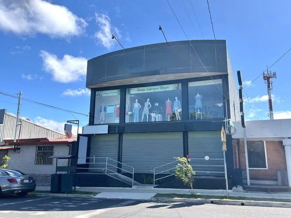 Alquiler de local en edificio comercial en Heredia - San Francisco. ¡Ubicación sumamente céntrica!