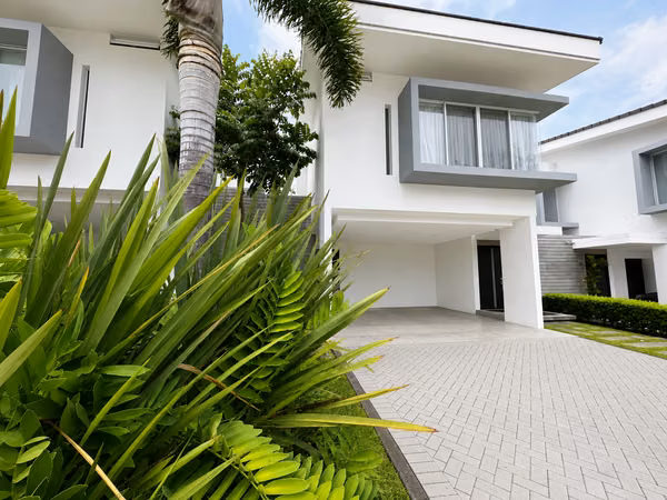 Home for Sale in Vía Horizonte Condominium | 4 Parking Spaces | Escazú