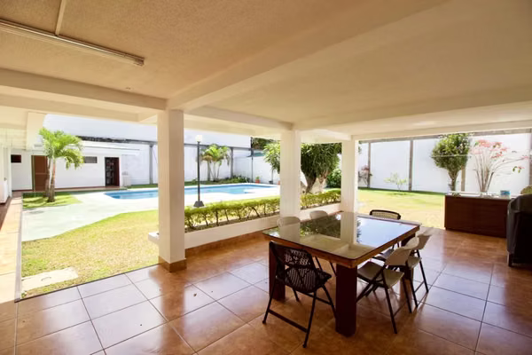 Casa en venta en Uruca- Uso Mixto con Acabados de Lujo