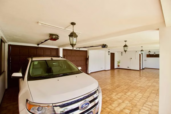 Casa en venta en Uruca- Uso Mixto con Acabados de Lujo