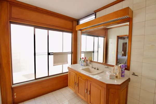 Casa en venta en Uruca- Uso Mixto con Acabados de Lujo