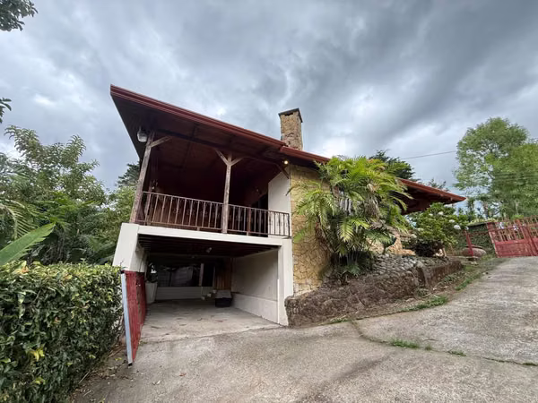 Cozy house-cabin for sale located in Roble de Santa Bárbara, Heredia.