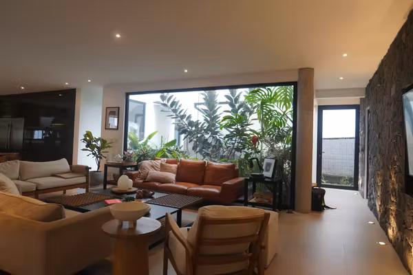 Living in Francosta is already exclusive... having 6 rooms, it's another level. "