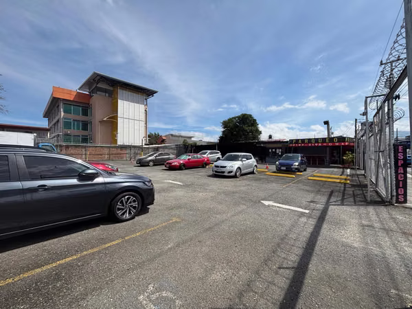 Parqueo comercial con alto flujo y uso mixto listo para generar ingresos #25-1572 GS