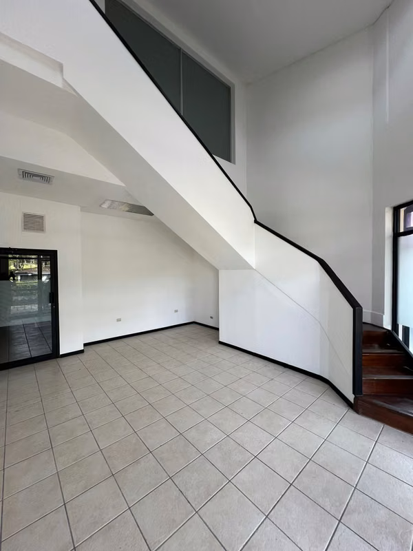 ¡Oficinas en alquiler - variedad de tamaños, distribuciones y precios entre $1,500 y $4,500 mensuales!