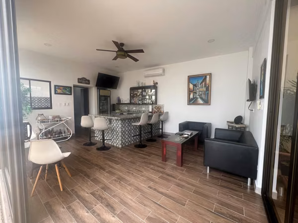 Sale of house in Jaco, excellent location.