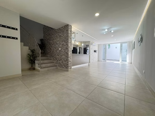 House for Rent in Guachipelín 3-10 – Luxury Home, Like New!