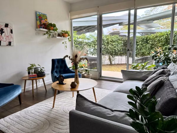 BELLO APARTAMENTO 100M2  EN PRIMER PISO CON JARDIN LINEA BLANCA ESCAZU