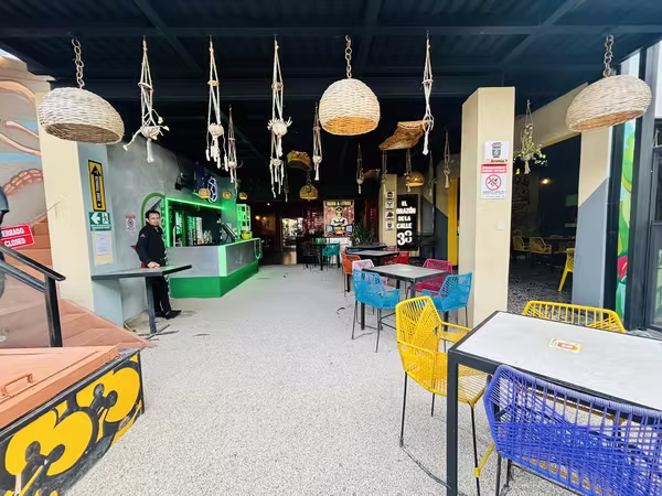 Alquiler doble barra bebidas frozen y gastronomía Barrio Escalante Mercado Gastronómico