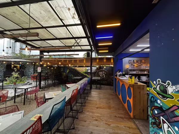 First floor bar rental with terrace Calle 33