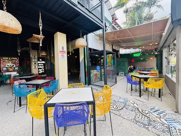 Alquiler doble barra bebidas frozen y gastronomía Barrio Escalante Mercado Gastronómico