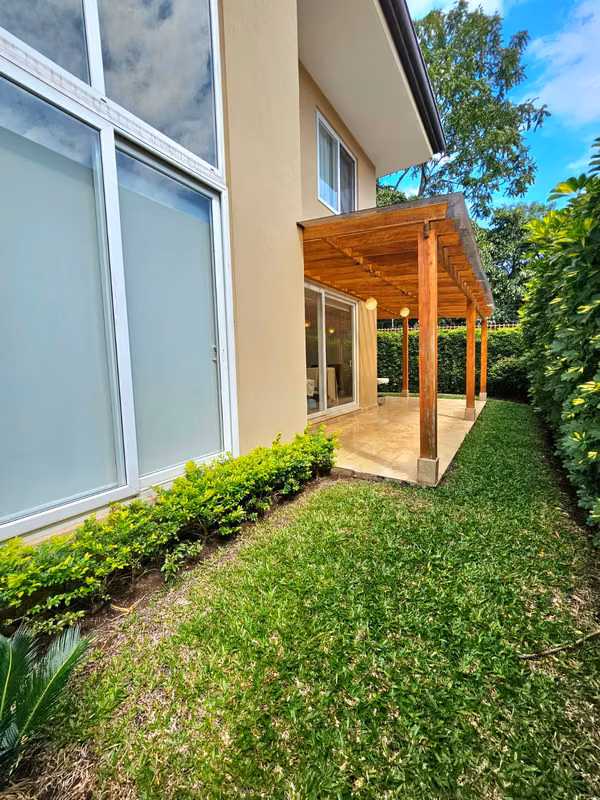 Casa de Lujo en Jaboncillos, Escazu | 4 Hab • 5 Baños • Piscina