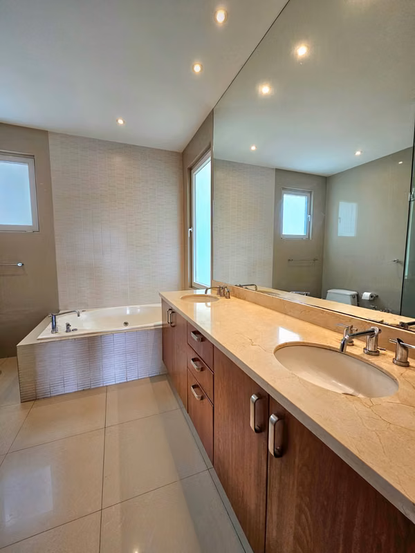 Casa de Lujo en Jaboncillos, Escazu | 4 Hab • 5 Baños • Piscina