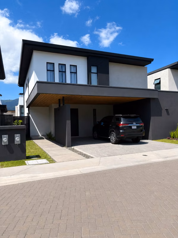 Venta de elegante Casa en Lindora