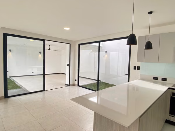 Alquiler casa nueva en Condominio Lindora