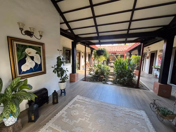 Casa colonial, 1 nivel, 4 cuartos + oficina + sala TV, condo con mucha vegetación, piscina, Pozos