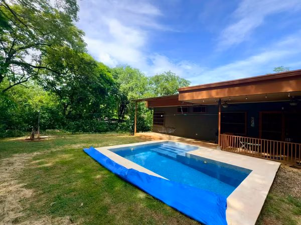 Casa con 2 Viviendas Independientes y Piscina Privada | Inversión en Guanacaste