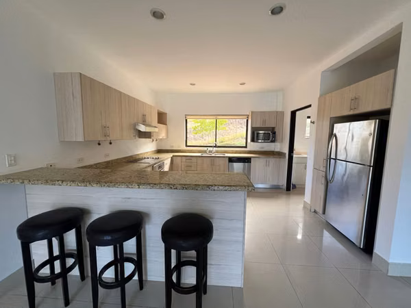 Apartamento de lujo con vistas espectaculares en Alto de Las Palomas Santa Ana $2100