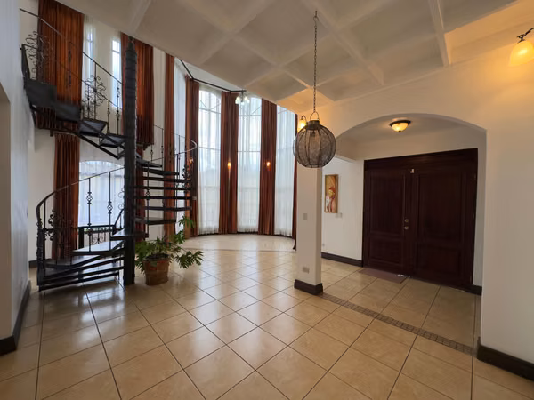 Venta de casa amplia en Santa Bárbara de Heredia