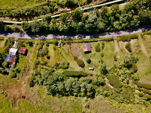 Sell 2 lots of 2,000 C / U below the Toro, surrounded by waterfalls, national parks