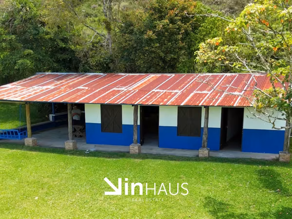 Venta de quinta con casa rústica en el Yas de Paraíso de Cartago -EU