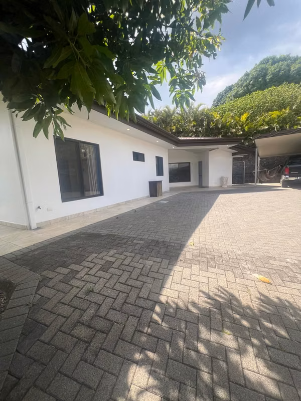 Casa en venta en comunidad cerrada con vista panorámica – Atenas