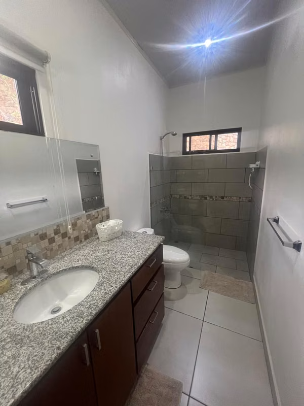 Casa en venta en comunidad cerrada con vista panorámica – Atenas