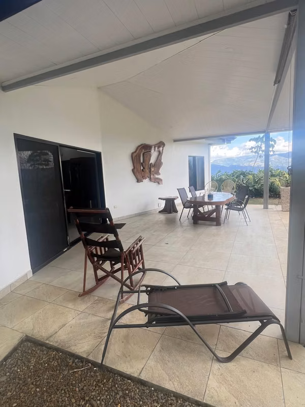 Casa en venta en comunidad cerrada con vista panorámica – Atenas