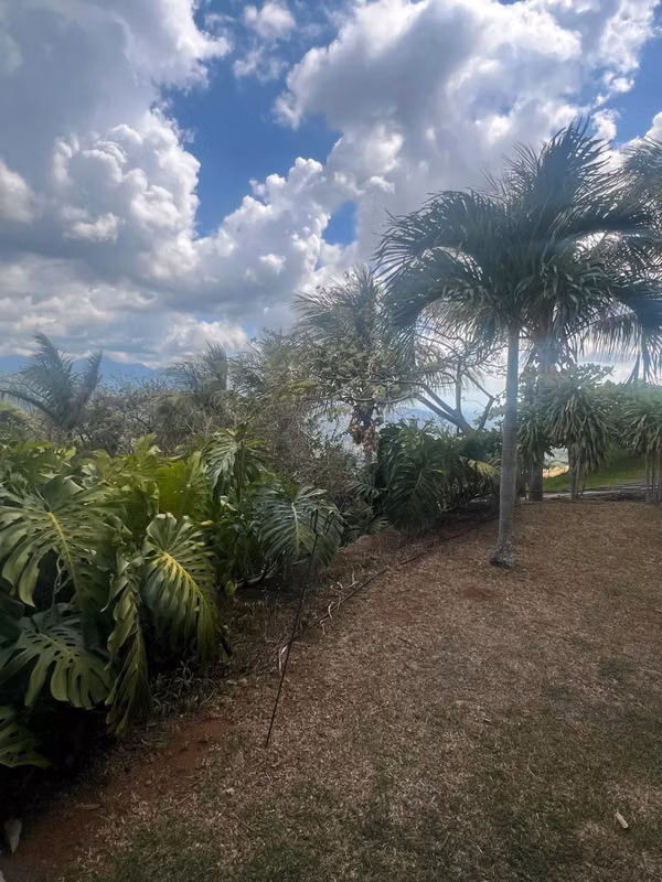 Casa en venta en comunidad cerrada con vista panorámica – Atenas