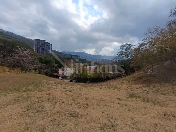 Venta de lote con vistas en Alto de Las Palomas Oportunidad