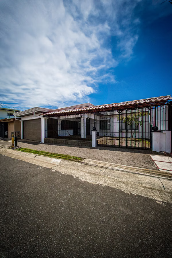 Casa de una planta Uso de Suelo Mixto en el centro de Heredia