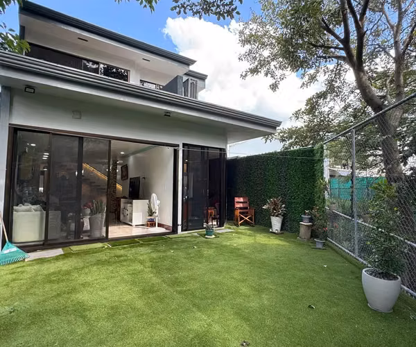 LUJO Y AMPLITUD: Residencia de 360m² con Jacuzzi y Jardín Interno