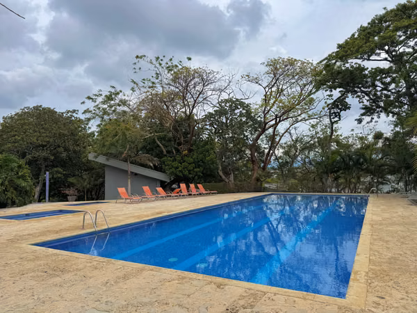 ¡Oportunidad! En Condominio Al-Andalus - Casa de Una Planta.
