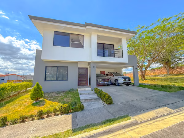 LARGE, MODERN HOUSE WITH MUCH PARKING IN CONDO THE GUACIMA